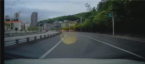 重庆一摩托车发生事故 两人死亡现场惨烈：官方证实 为何飚车停不下来？